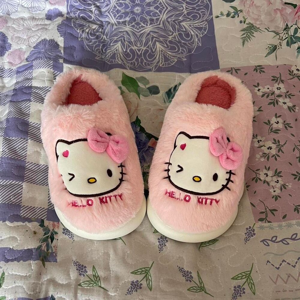 HELLO KITTY PINK FUZZY SLIPPERS